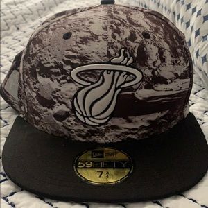 NEW ERA MIAMI HEAT HAT SIZE 7 3/4 MOON